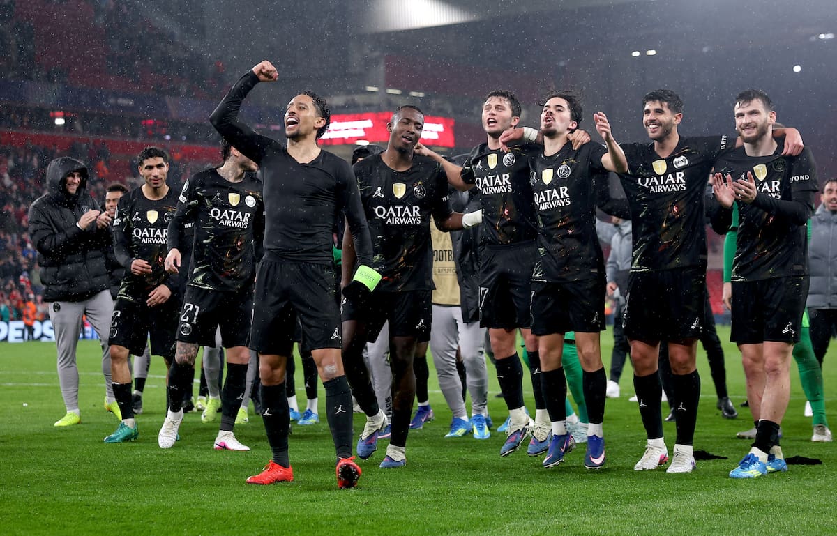 LIVERPOOL (United Kingdom), 14/04/2026.- PSG captain Marquinhos (foreground) and teammates celebrate with their fans the team's victory after the UEFA Champions League quarter-finals, 2nd leg match Liverpool FC against Paris Saint-Germain, in Liverpool, Britain, 14 April 2026. Liverpool lost 0-2. (Liga de Campeones, Reino Unido) EFE/EPA/ADAM VAUGHAN