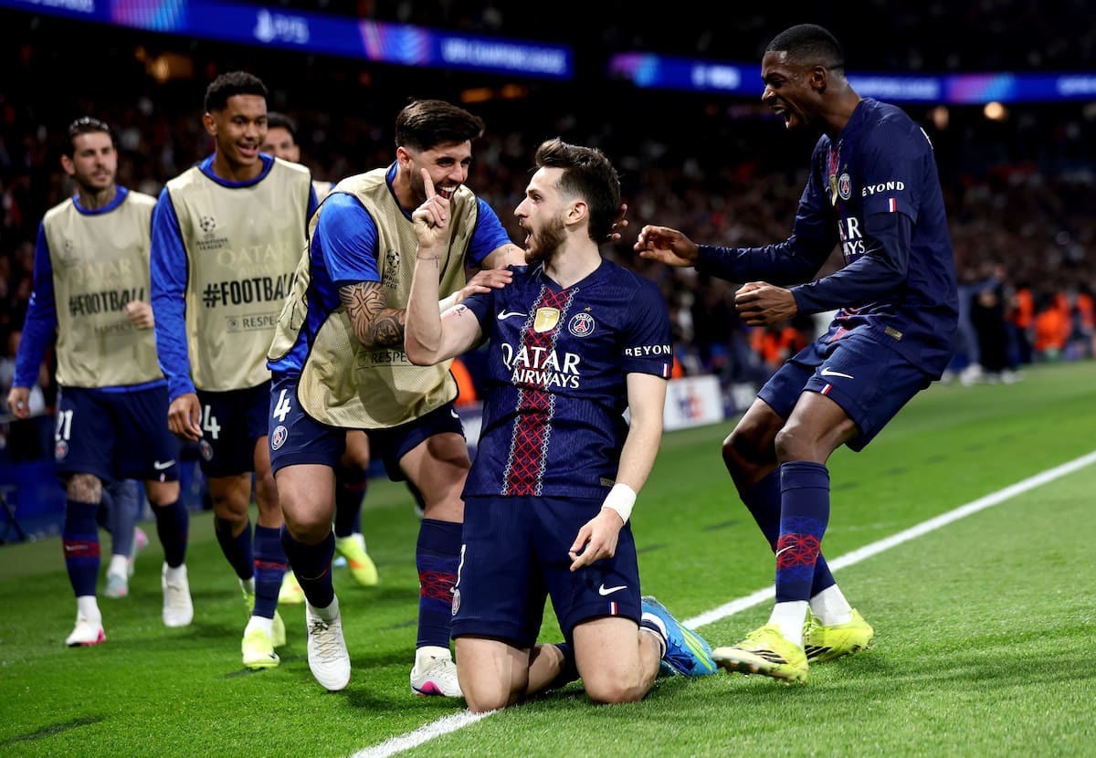 PARIS (France), 08/04/2026.- Khvicha Kvaratskhelia (C) of PSG celebrates with teammates after scoring his team's second goal during the UEFA Champions League quarter-finals, 1st leg match between Paris Saint-Germain FC and Liverpool FC in Paris, France, 08 April 2026. (Liga de Campeones, Francia) EFE/EPA/TERESA SUAREZ