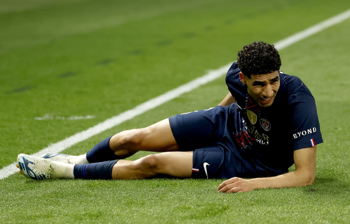 PARIS (France), 28/04/2026.- Achraf Hakimi of PSG lies on the pitch holding the back of his leg during the UEFA Champions League semi-final match between Paris Saint-Germain and Bayern Munich in Paris, France 28 April 2026. (Liga de Campeones, Francia) EFE/EPA/YOAN VALAT