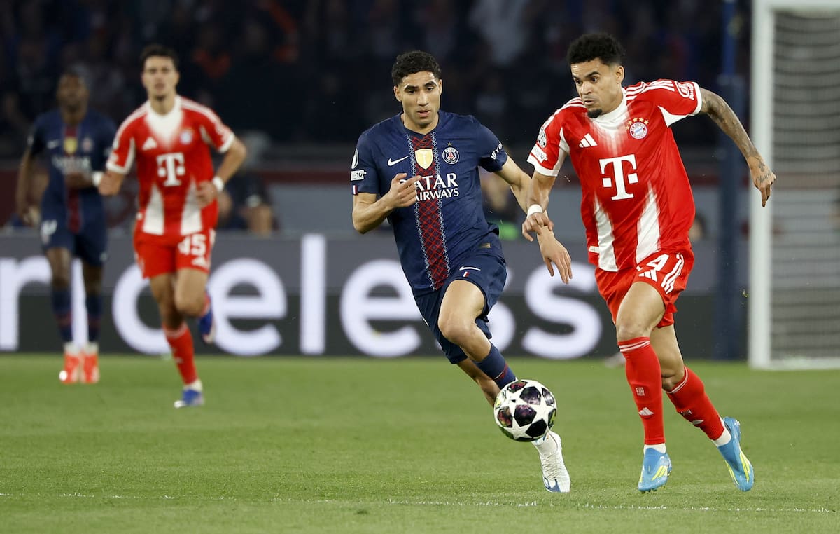 PARIS (France), 28/04/2026.- Achraf Hakimi (L) of PSG in action against Luis Diaz of Bayern during the UEFA Champions League semi-final match between Paris Saint-Germain and Bayern Munich in Paris, France 28 April 2026. (Liga de Campeones, Francia) EFE/EPA/YOAN VALAT