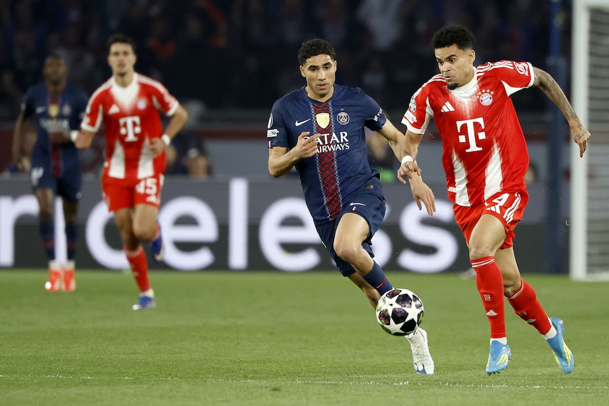 PARIS (France), 28/04/2026.- Achraf Hakimi (L) of PSG in action against Luis Diaz of Bayern during the UEFA Champions League semi-final match between Paris Saint-Germain and Bayern Munich in Paris, France 28 April 2026. (Liga de Campeones, Francia) EFE/EPA/YOAN VALAT