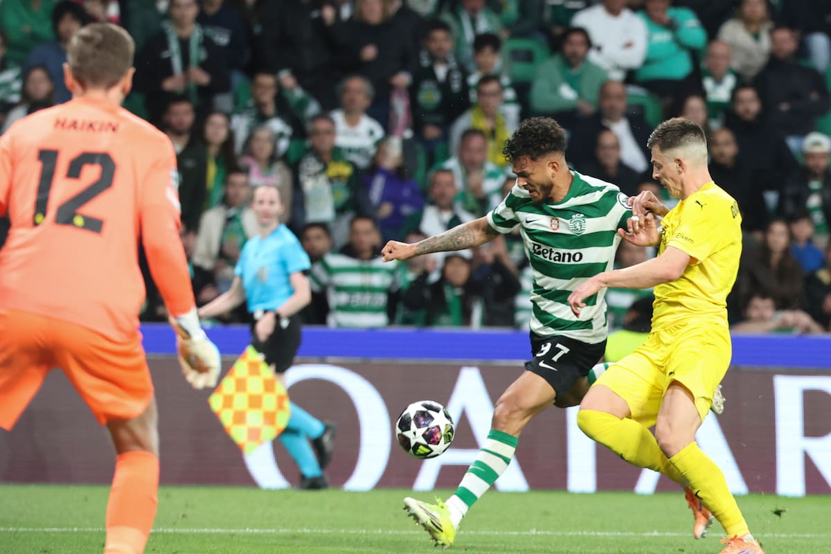 Lisboa (Portugal), 17/03/2026.- Sporting CP's Luis Suarez (C) in action against FK Bodo/Glimt's Jens Petter Hauge (R) during the UEFA Champions League Round of 16 second leg soccer match between Sporting CP and FK Bodo/Glimt, in Lisbon, Portugal, 17 March 2026. (Liga de Campeones, Lisboa) EFE/EPA/ANTONIO COTRIM