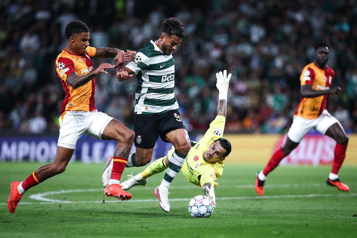 Lisbon (Portugal), 09/09/2026.- Sporting player Luis Suarez (C) vies for the ball with Galatasaray player Ismail Jakobs (L) during the UEFA Champions League league phase soccer match Sporting vs Galatasaray held at Jose Alvalade stadium in Lisbon, Portugal, 09 September 2026. (Liga de Campeones, Lisboa) EFE/EPA/RODRIGO ANTUNES