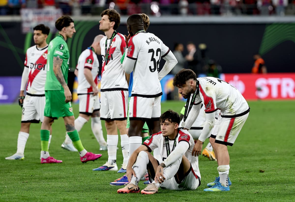 LEIPZIG (Germany), 27/05/2026.- Dejected players of Rayo Vallecano with their runner-up medals after the UEFA Conference League final match Crystal Palace against Rayo Vallecano, in Leipzig, Germany, 27 May 2026. Crystal Palace won 1-0. (Alemania) EFE/EPA/RONALD WITTEK