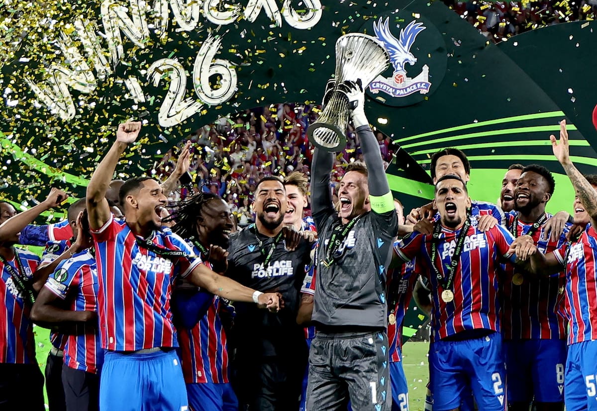 LEIPZIG (Germany), 27/05/2026.- Crystal Palace goalkeeper and captain Dean Henderson lifts the trophy as the team celebrate winning the UEFA Conference League final match Crystal Palace against Rayo Vallecano, in Leipzig, Germany, 27 May 2026. Crystal Palace won 1-0. (Alemania) EFE/EPA/RONALD WITTEK