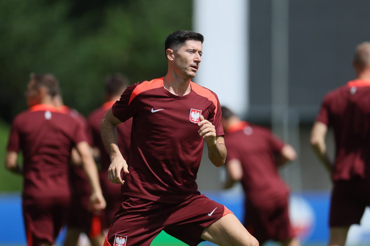 Dortmund (Poland), 24/06/2024.- Polish national soccer player Robert Lewandowski attends the team's training session in Dortmund, Germany, 24 June 2024. Poland will play their third match at the UEFA EURO 2024 against France on 25 June. (Francia, Alemania, Polonia) EFE/EPA/Leszek Szymanski POLAND OUT