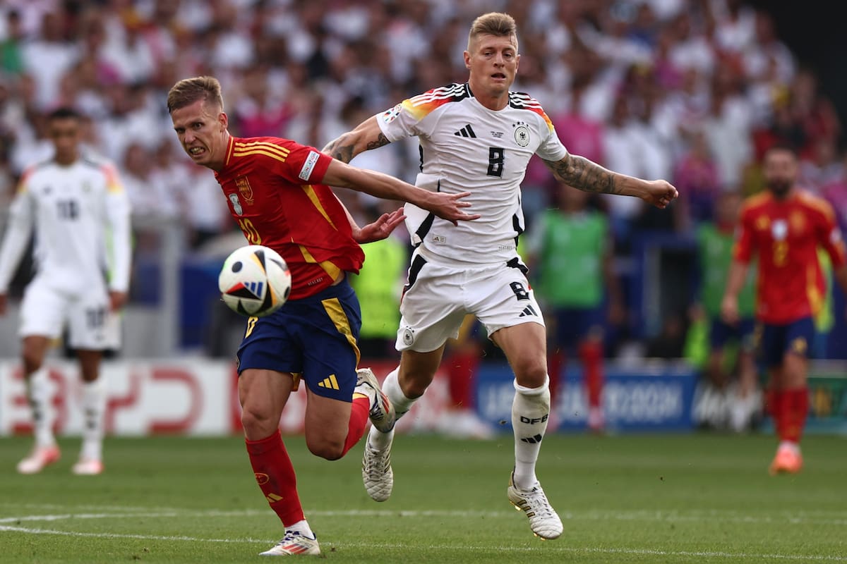 Stuttgart (Germany), 05/07/2024.- Dani Olmo of Spain (L) in action against Toni Kroos of Germany during the UEFA EURO 2024 quarter-finals soccer match between Spain and Germany, in Stuttgart, Germany, 05 July 2024. (Alemania, España) EFE/EPA/ANNA SZILAGYI