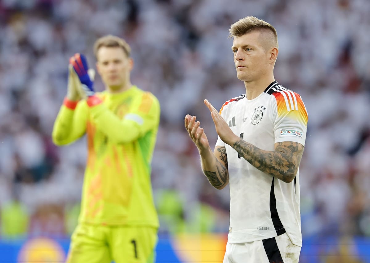 Stuttgart (Germany), 05/07/2024.- Toni Kroos of Germany applauds to supporters after losing the UEFA EURO 2024 quarter-finals soccer match between Spain and Germany, in Stuttgart, Germany, 05 July 2024. (Alemania, España) EFE/EPA/RONALD WITTEK