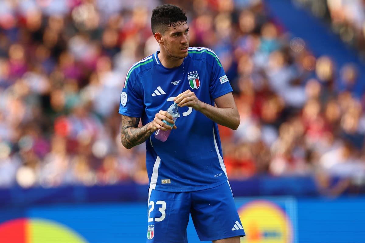 Berlin (Germany), 29/06/2024.- Alessandro Bastoni of Italy hydrates during the UEFA EURO 2024 Round of 16 soccer match between Switzerland and Italy, in Berlin, Germany, 29 June 2024. (Alemania, Italia, Suiza) EFE/EPA/FILIP SINGER