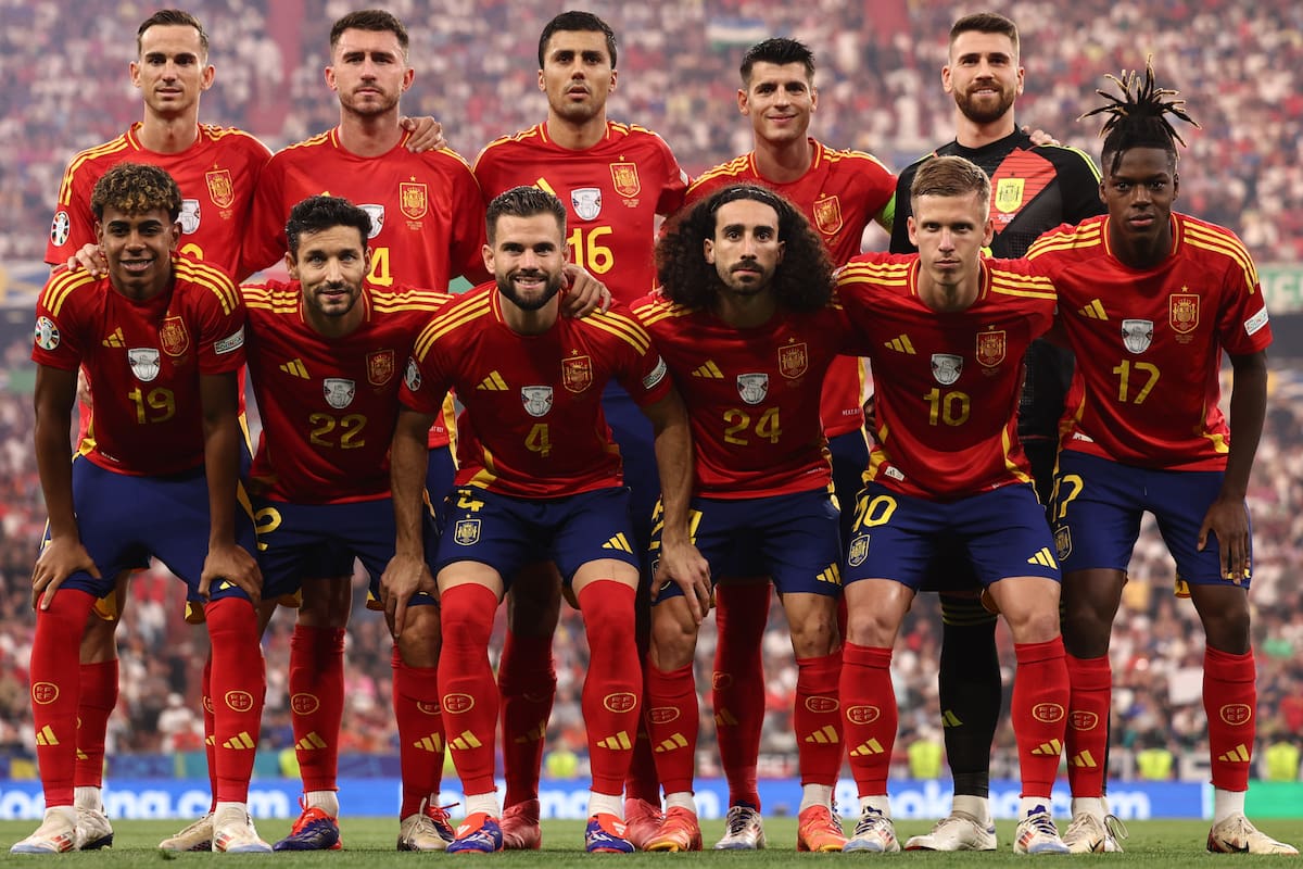 Munich (Germany), 09/07/2024.- Players of Spain pose for a family picture ahead of the UEFA EURO 2024 semi-finals soccer match between Spain and France in Munich, Germany, 09 July 2024. (Francia, Alemania, España) EFE/EPA/ANNA SZILAGYI