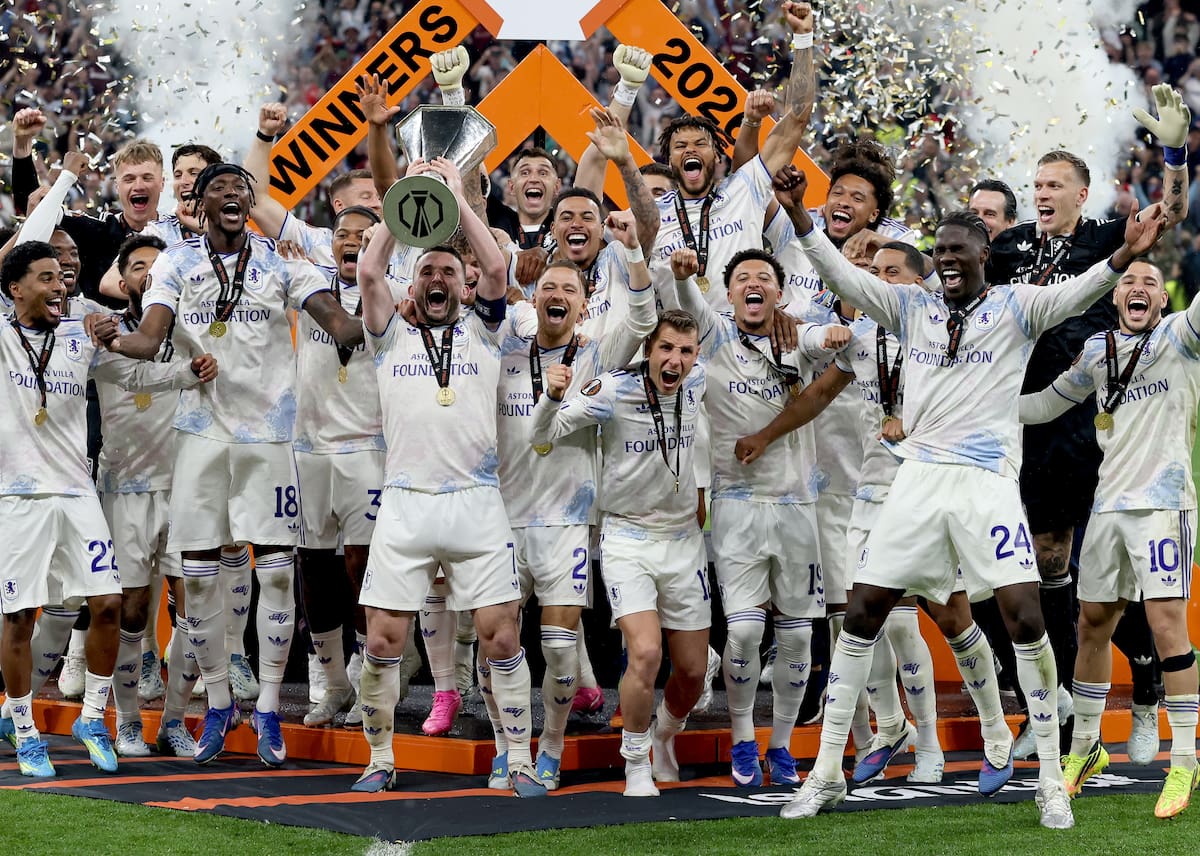 ISTANBUL (Turkey), 20/05/2026.- Aston Villa captain John McGinn lifts the trophy as the team celebrates winning the UEFA Europa League final between SC Freiburg and Aston Villa in Istanbul, Turkey, 20 May 2026. (Turquía, Estanbul) EFE/EPA/BRADLEY SECKER