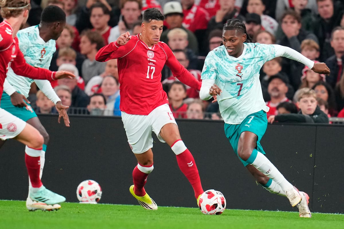 COPENHAGEN (Denmark), 01/10/2026.- Adam Daghim (C) of Denmark and Rafael Leao (R) of Portugal in action during the UEFA Nations League match Denmark against Portugal, in Copenhagen, Denmark, 01 October 2026. (Dinamarca, Copenhague) EFE/EPA/Liselotte Sabroe DENMARK OUT