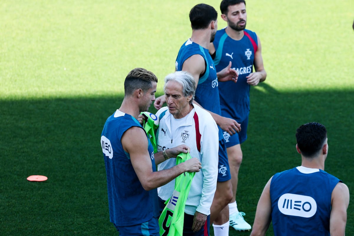 Oeiras (Portugal), 23/09/2026.- Portugal's head coach Jorge Jesus speaks with player Cristiano Ronaldo (L) during a training session ahead of the UEFA Nations League match against Wales at Cidade do Futebol, Oeiras, Portugal, 23 September 2026. Portugal will face Wales in a UEFA National League match on 24 September. EFE/EPA/JOSE SENA GOULAO