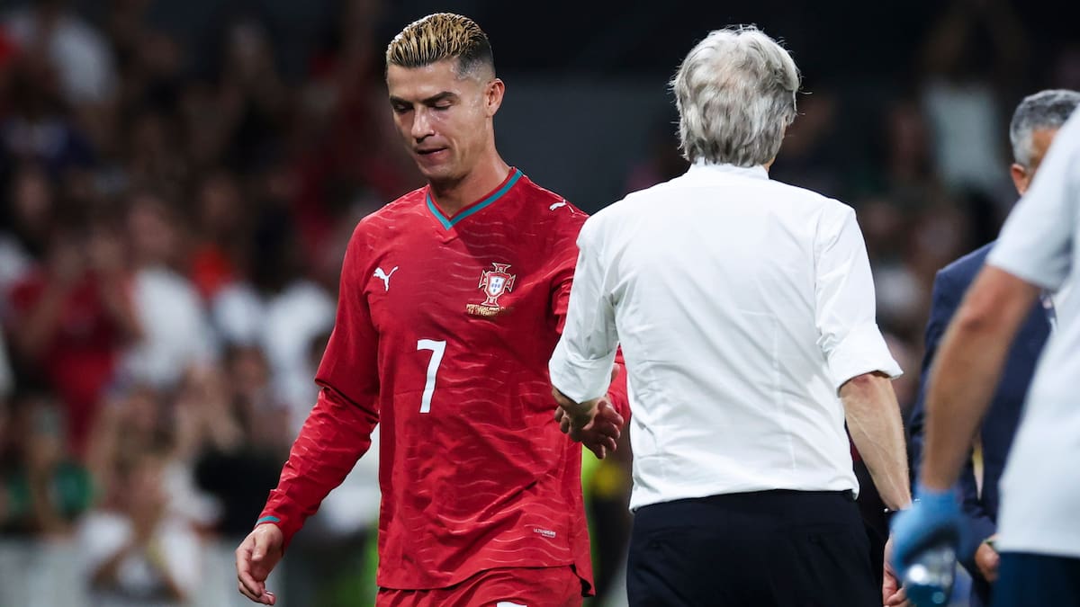 Lisboa (Portugal), 24/09/2026.- Portugal player Cristiano Ronaldo (L) and head coach Jorge Jesus (R) shake hands after being subbed off during the UEFA Nations League match in Lisbon, Portugal, 24 September 2026. (Lisboa) EFE/EPA/JOSE SENA GOULAO