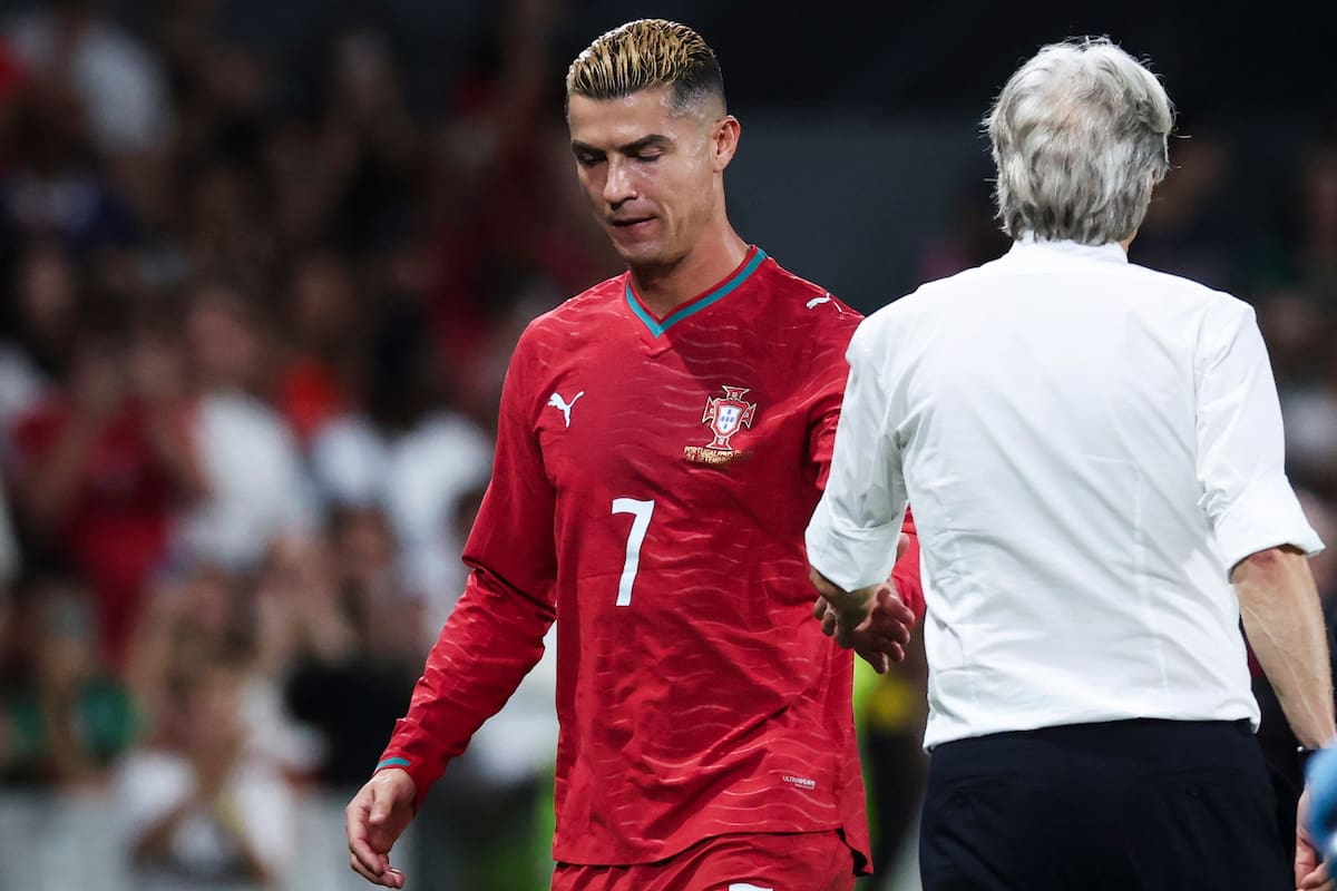 Lisboa (Portugal), 24/09/2026.- Portugal player Cristiano Ronaldo (L) and head coach Jorge Jesus (R) shake hands after being subbed off during the UEFA Nations League match in Lisbon, Portugal, 24 September 2026. (Lisboa) EFE/EPA/JOSE SENA GOULAO