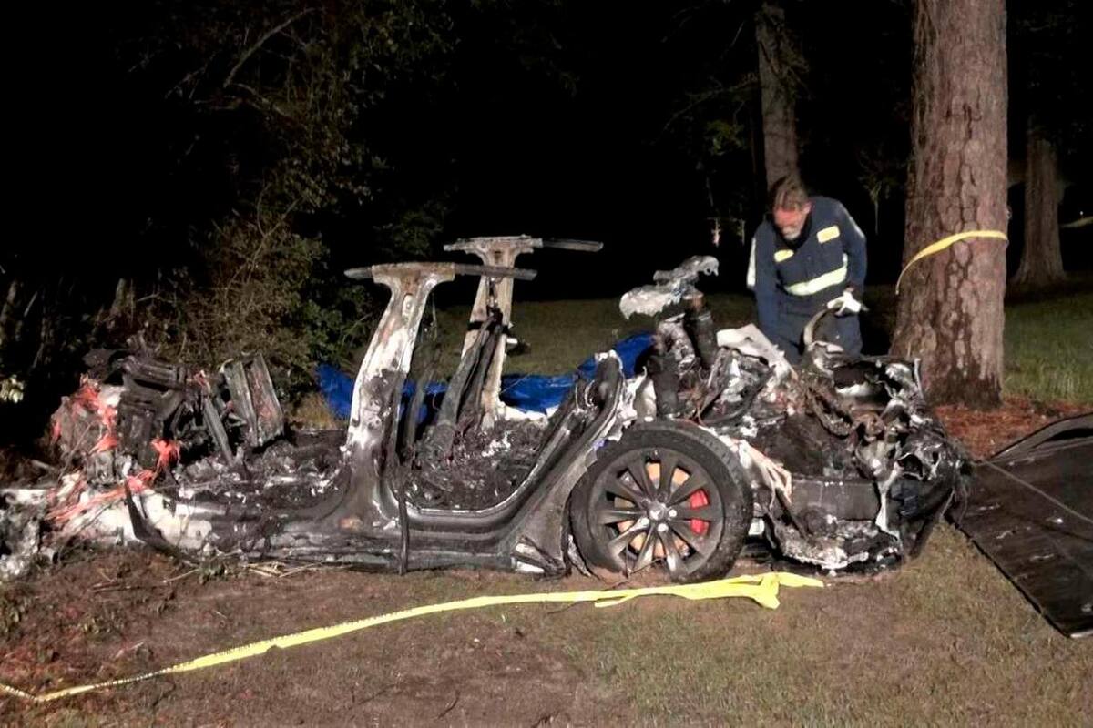 Los investigadores intentan determinar si se desplegaron los airbags y si el vehículo tenía activada la conducción asistida. (Foto: Twitter / VANGUARDIA)