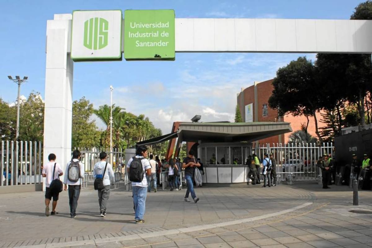 Estudiantes ingresando a la UIS en Bucaramanga.