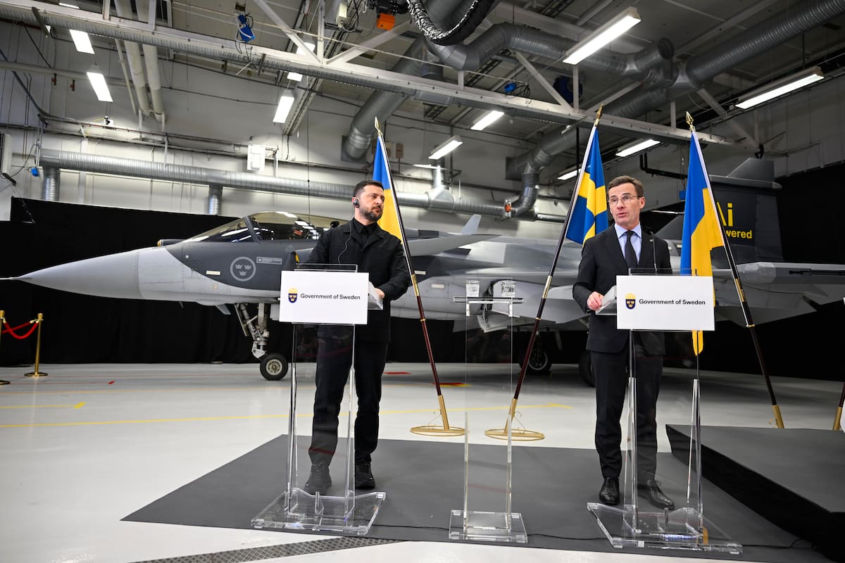 LINKOPING (Sweden), 22/10/2025.- Swedish Prime Minister Ulf Kristersson (R) and Ukrainian President Volodymyr Zelensky (L) attend a press conference following their meeting and visit to Saab in Linkoping, Sweden, 22 October 2025. Zelensky's visit to Linkoping, home to Swedish defense contractor Saab, focuses on defense cooperation and a possible defense export deal. (Suecia, Ucrania) EFE/EPA/FREDRIK SANDBERG SWEDEN OUT
LINKÖPING (Suecia), 22/10/2025.- El primer ministro sueco, Ulf Kristersson (d), y el presidente ucraniano, Volodímir Zelenski (i), asisten a una conferencia de prensa tras su reunión y visita a Saab en Linköping, Suecia, este miércoles. La visita de Zelenski a Linköping, sede del contratista de defensa sueco Saab, se centra en la cooperación en defensa y un posible acuerdo de exportación de defensa. EFE/ Fredrik Sandberg SWEDEN OUT