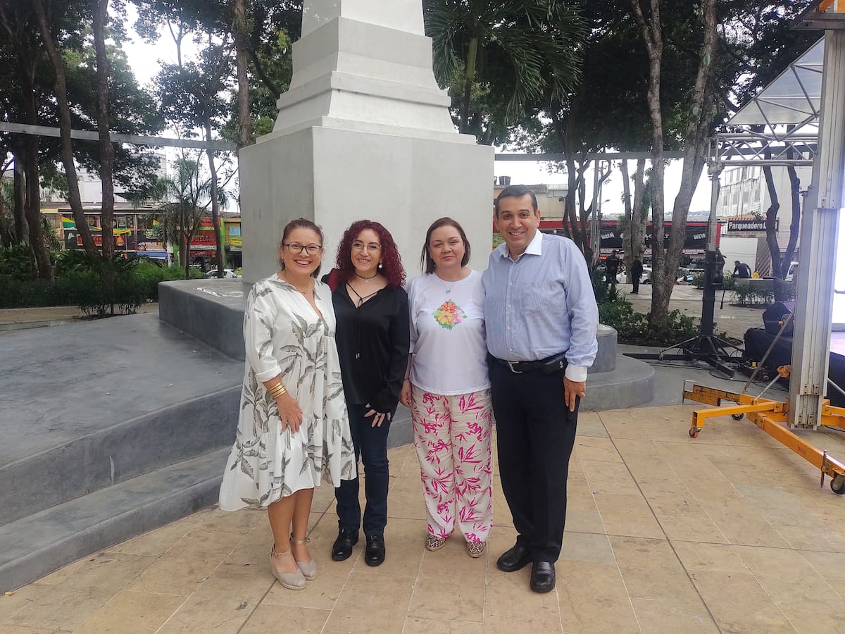 Karen Patricia Vásquez López , directora programa de Comunicación Social; Nina Alejandra Cabra Ayala, decana de la Facultad Ciencias Sociales, Humanidades y Artes; Janeth Lizarazo Ortega, directora del programa Literatura; y Juan José Rey Serrano, decano de la Facultad de Ciencias de la Salud. (Foto: Euclides Kilô Ardila / VANGUARDIA)