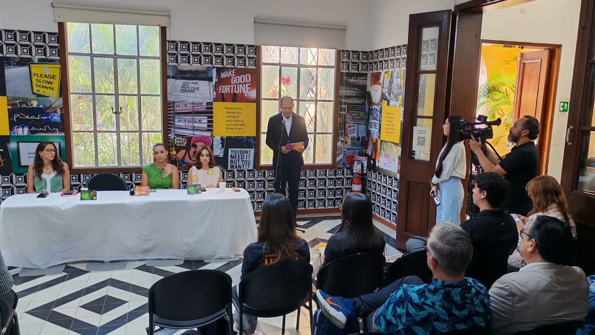 Camila Botero, directora cultural, Unab; María Luisa Rueda Latorre, coordinadora de producción ejecutiva de la Feria; Lynda Bula, Lynda Vanessa Bula Barbosa es la coordinadora de contenidos culturales de Ulibro y Juan Camilo Montoya Bozzi; el rector de la Universidad UNAB. Foto: Marco Valencia/VANGUARDIA