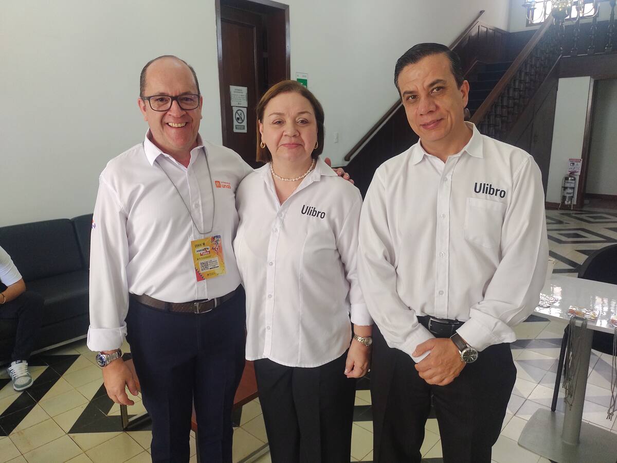 Luis Fernando Rueda Vivas, del comité de Ulibro; Janeth Lizarazo Ortega, directora del programa de Literatura; y Carlos Acosta, del comité de Ulibro; (Foto: Euclides Kilô Ardila / VANGUARDIA)