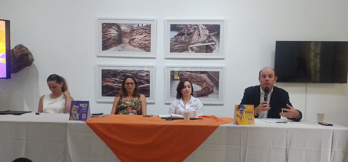 La programación de Ulibro 2024 fue presentada, de manera oficial, ayer en la Casona Rafael Ardila Duarte, de la Unab. En este registro aparecen: María Luisa Rueda, coordinadora de Logística; Camila Botero, directora de Unab Cultural; Lynda Bula, coordinadora de la programación de Ulibro; y Juan Camilo Montoya Bozzi, rector de la Unab. (Foto: Euclides Kilô Ardila / VANGUARDIA)