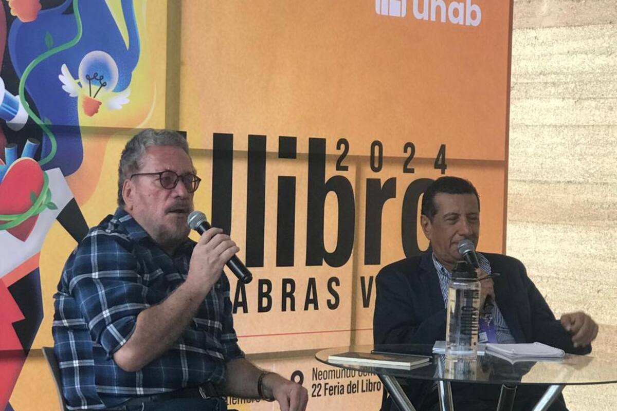 El encuentro con el autor Antonio Acevedo Linares estuvo bajo la moderación de Renzo Gutiérrez Rivera.