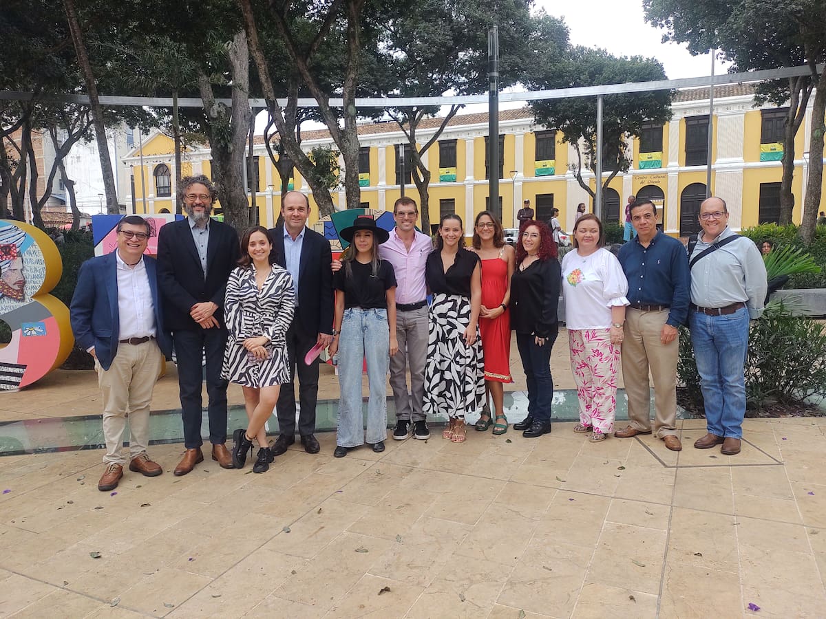 Carlos González, del comité de Ulibro; Franz Hensel Riveros, vicerrector académico; Lynda Bula, coordinadora de la programación de Ulibro; Juan Camilo Montoya Bozzi, rector de la Unab; Catalina Ferreira, artista Colectivo de Siete Puestos; María Luisa Rueda, coordinadora de producción de Ulibro; Camila Botero, directora de Unab Cultural; Nina Cabra, decana de la Facultad de Ciencias Sociales; Janeth Lizarazo Ortega, directora del programa de Literatura; Carlos Acosta, del comité de Ulibro; y Luis Fernando Rueda Uribe, del comité de Ulibro. (Foto: Euclides Kilô Ardila / VANGUARDIA)
