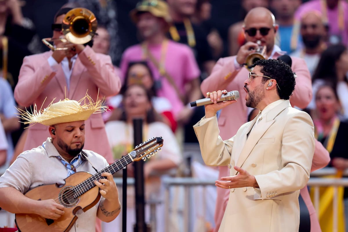 El cantante puertorriqueño Bad Bunny durante el último concierto de su gira en Madrid, este lunes en el estadio Metropolitano. EFE/Kiko Huesca