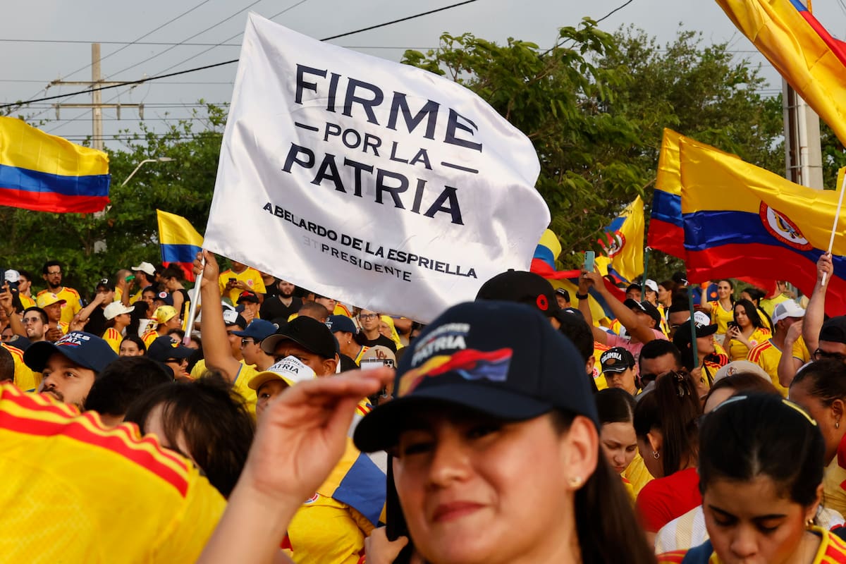 Simpatizantes del candidato a la Presidencia de Colombia Abelardo de la Espriella celebran este domingo, luego de conocer el conteo preliminar que le da la victoria en la segunda vuelta, en Barranquilla (Colombia). EFE/ Mauricio Dueñas Castañeda