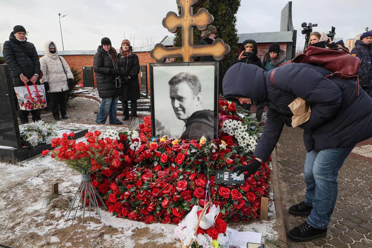 La gente deposita flores en la tumba del difunto líder de la oposición rusa Alexei Navalny en el cementerio Borisovskoye en Moscú, Rusia. //EFE