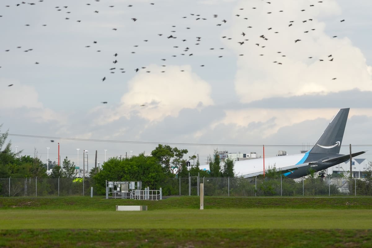 AME5083. MIAMI (ESTADOS UNIDOS), 06/09/2026.- Fotografía de un avión de carga con el logotipo de Amazon este domingo, en el Aeropuerto Internacional de Miami (EE.UU.). Un avión de carga con el logotipo de Amazon se estrelló al salirse de la pista después de aterrizar en el aeropuerto según informó la Administración Federal de Aviación (FAA, por sus siglas en inglés). EFE/ Alberto Boal