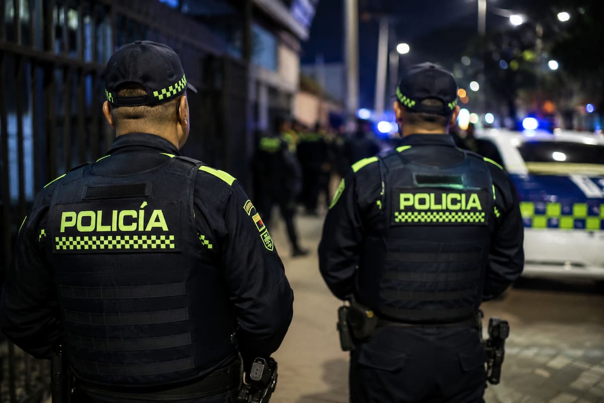 La investigación también buscará establecer si el uso del arma de dotación se ajustó a los protocolos establecidos para los integrantes de la Policía Nacional. Foto de referencia // Apoyo IA.