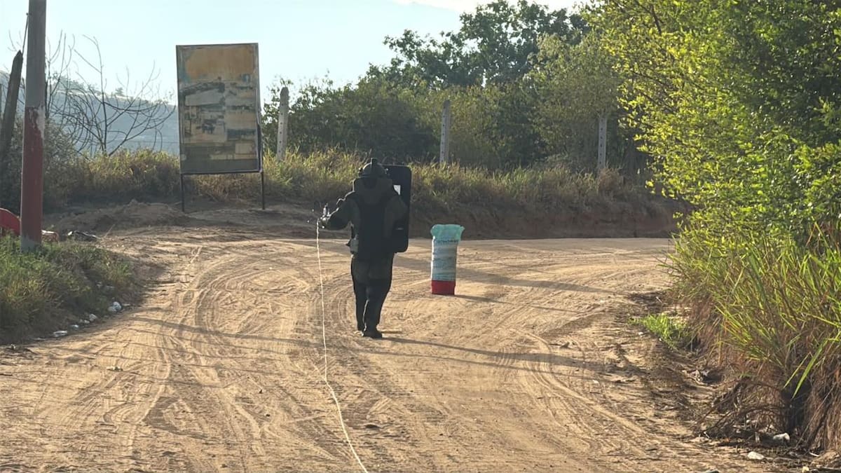 Un equipo antiexplosivos inspeccionó el cilindro abandonado cerca del establecimiento penitenciario.