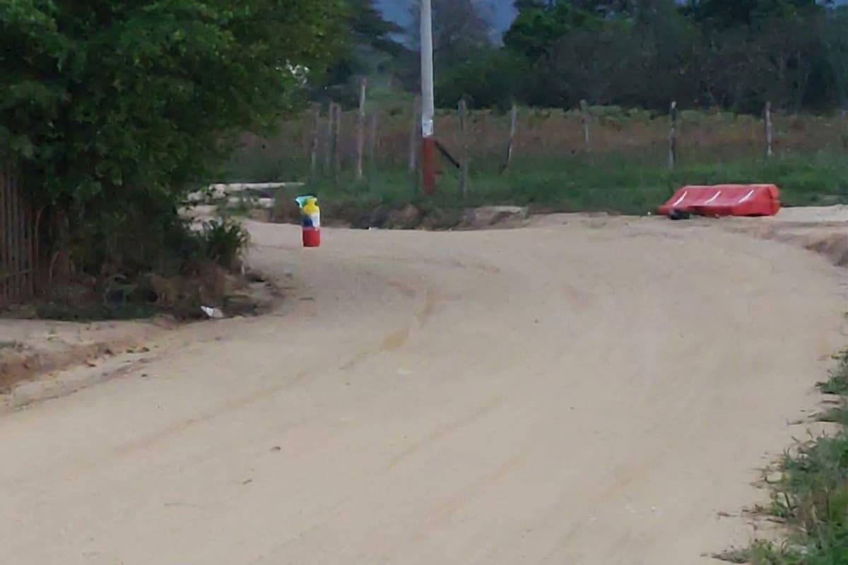 Un equipo antiexplosivos inspeccionó el cilindro abandonado cerca del establecimiento penitenciario.
