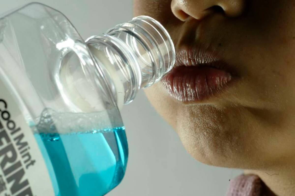 Un estudio científico relaciona el uso diario de Listerine Cool Mint con bacterias vinculadas a cáncer y enfermedades periodontales.