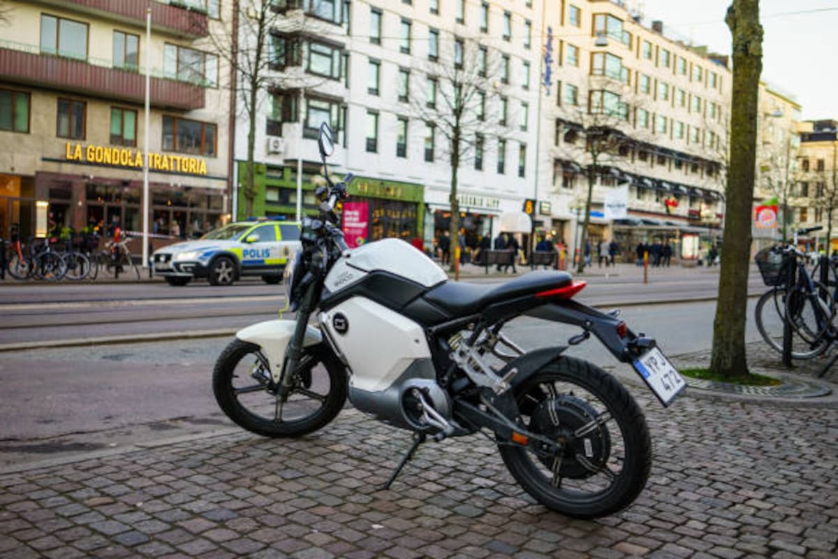 Reducir el peso de las baterías es una de las prioridades de la industria para mejorar el rendimiento de las motos eléctricas. Foto de // Istock.