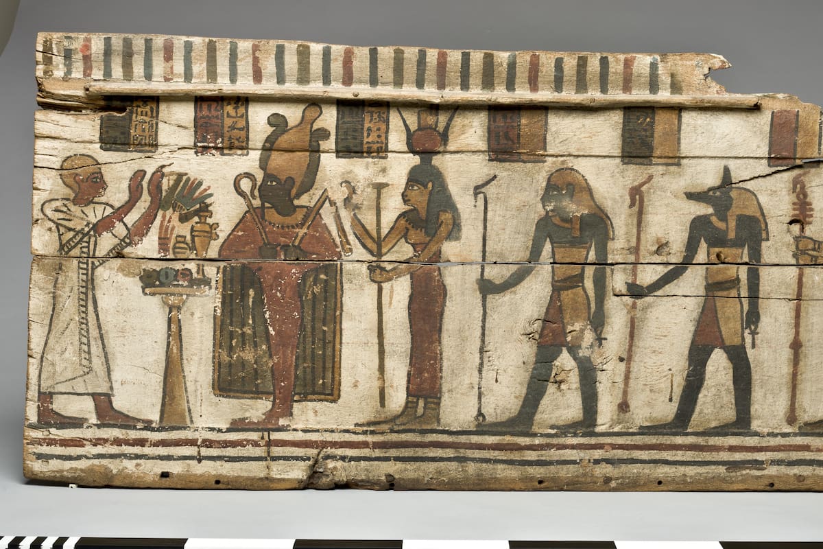 Fragmento de un ataúd de madera pintado para momias (Medelhavsmuseet, MM 13944), madera pintada, alt. 47,5 cm, an. 145 cm. Crédito Museo de Antigüedades del Mediterráneo y del Cercano Oriente, Estocolmo.