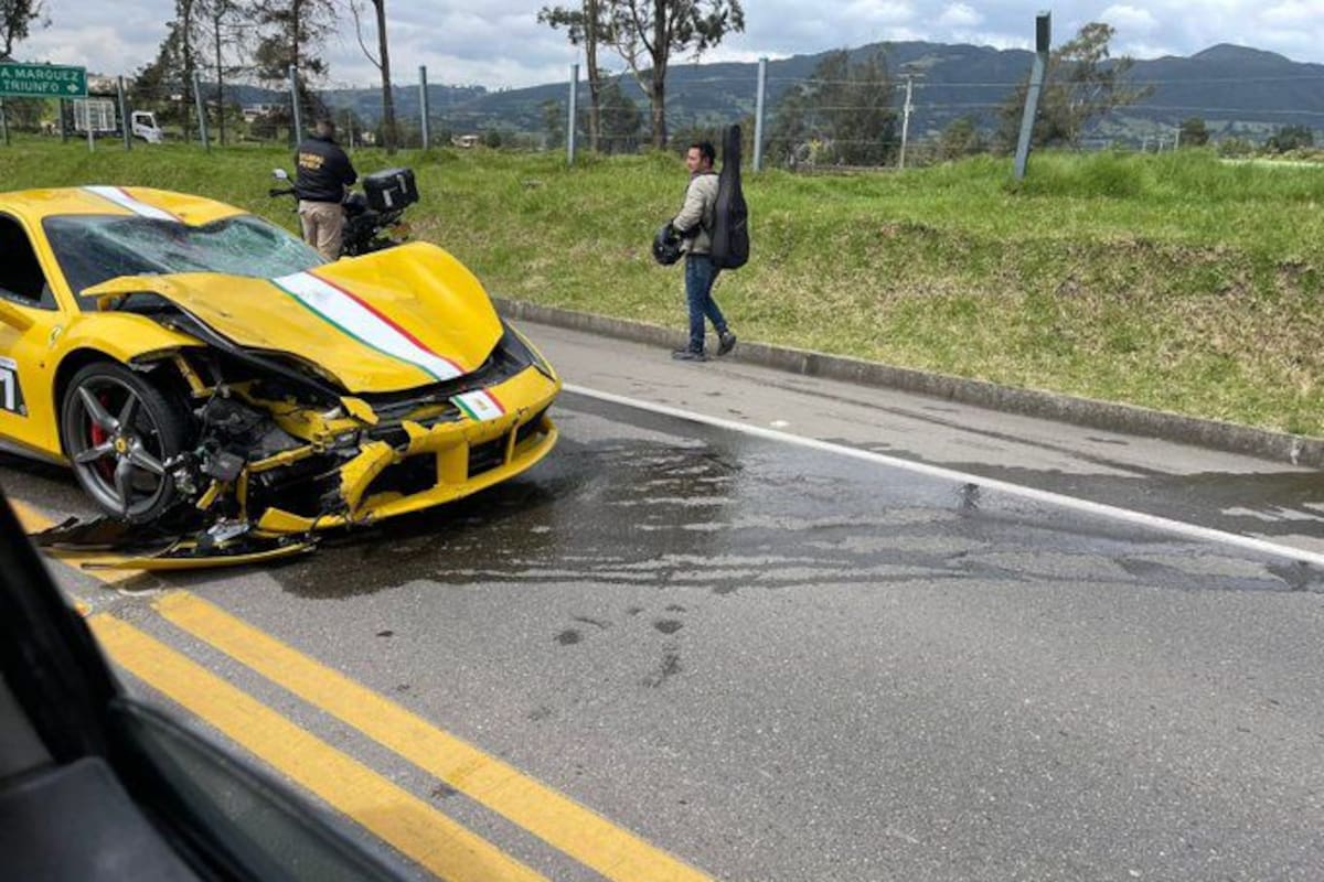 Un Ferrari 488 impactó de frente contra una motocicleta. Foto: Redes Sociales