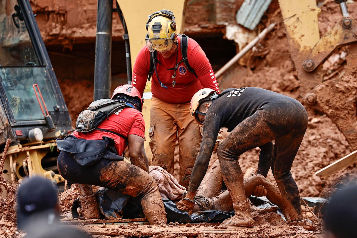 Integrantes del equipo de Bomberos encuentran un cuerpo sin vida durante las labores de rescate en una zona afectada por fuertes lluvias este martes, en Juiz de Fora (Brasil). Un fuerte temporal ha dejado al menos 31 muertos y 38 desaparecidos en dos municipios del estado brasileño. | Foto: EFE