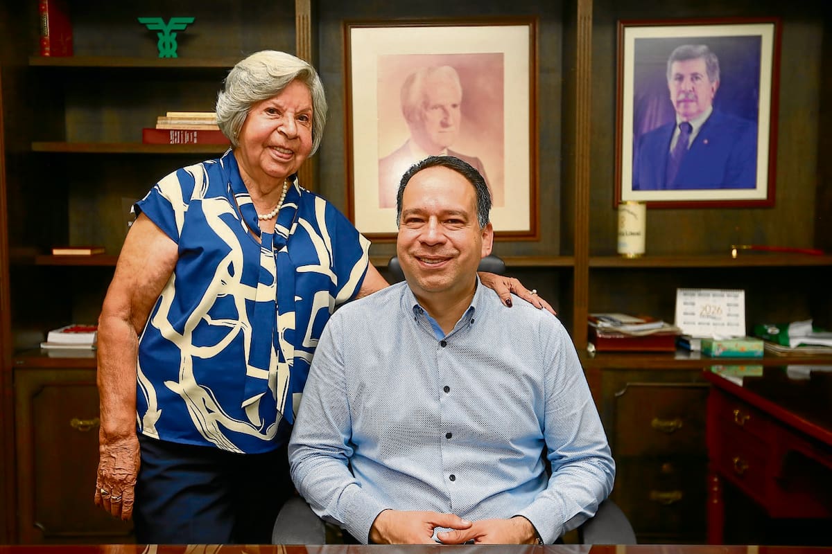 Reynaldo no solo creció entre bobinas de papel periódico y el sonido de las rotativas: se formó al ritmo de la sala de redacción y del rigor empresarial que aprendió al lado de su madre, Zoraida Uribe Sandoval.