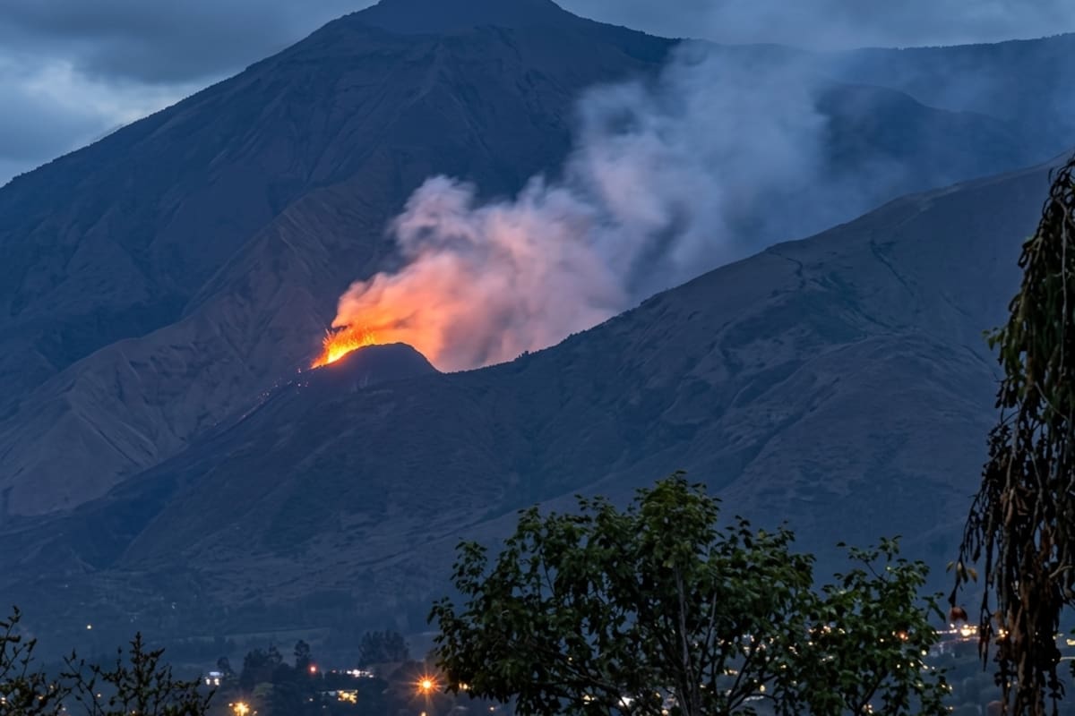 Un mes después de la emergencia ambiental, Villa de Leyva enfrentó un nuevo incendio. | Foto: Captura de Video / Vanguardia.