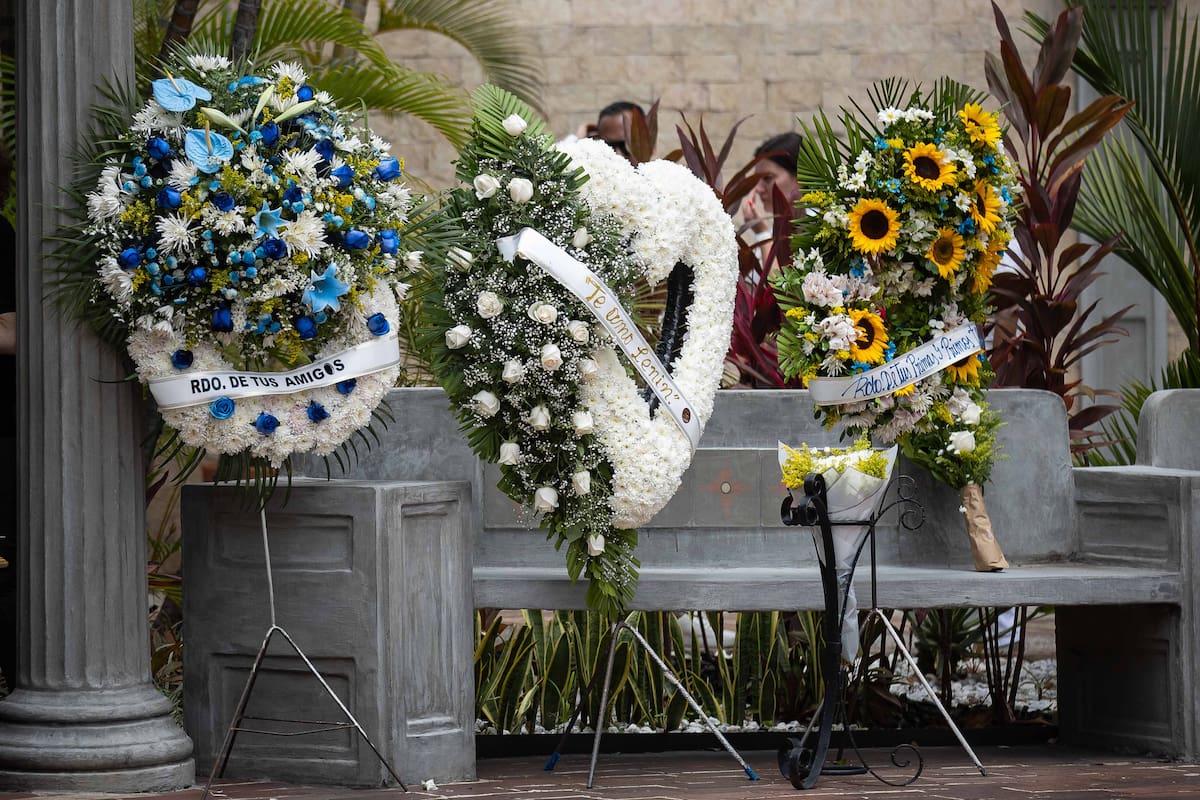 Fotografía que muestra arreglos florales durante el funeral de Yordy Paredes este domingo, en Caracas (Venezuela). En una funeraria Lenin Peña, Míster Universo Venezuela 2025, despidió a su novio, cuyo cuerpo encontró tras una búsqueda de 17 días entre los escombros del edificio donde vivían juntos, en la devastada región costera de La Guaira, y que colapsó por el doble terremoto del pasado 24 de junio. EFE/ Ronald Peña R