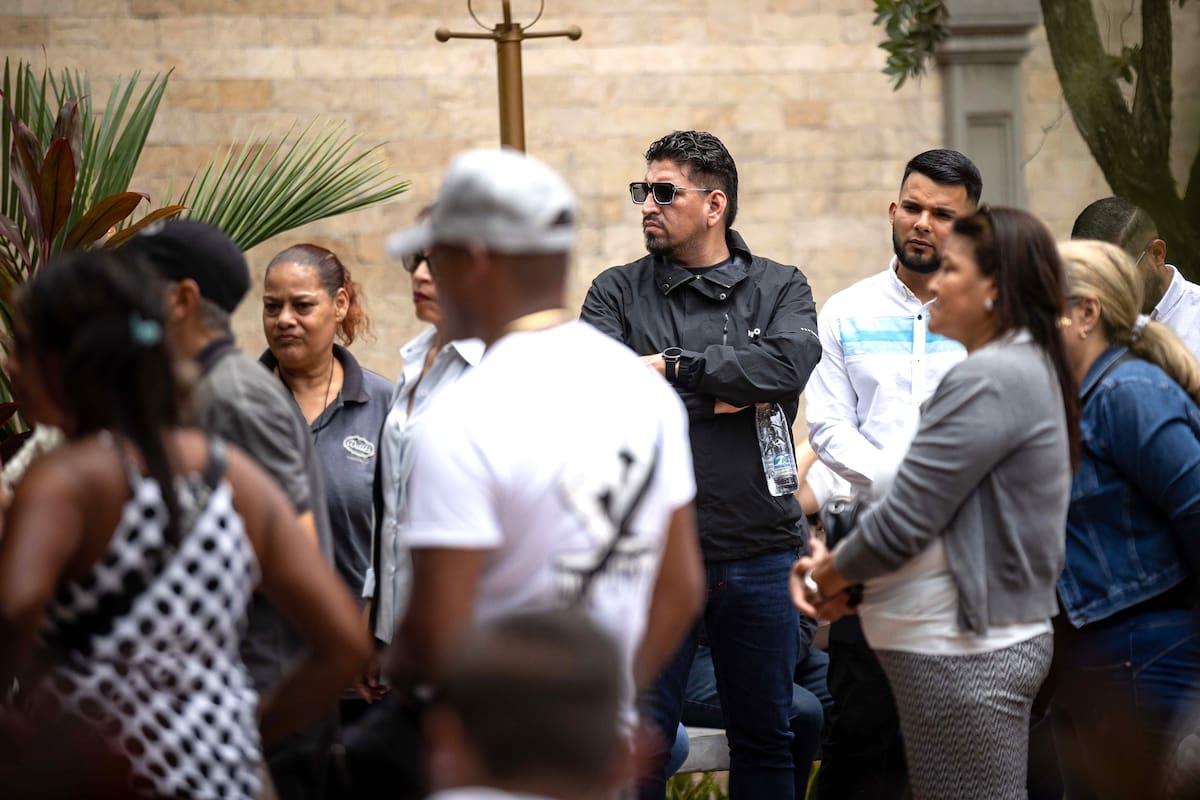Personas asisten al funeral de Yordy Paredes este domingo, en Caracas (Venezuela). En una funeraria Lenin Peña, Míster Universo Venezuela 2025, despidió a su novio, cuyo cuerpo encontró tras una búsqueda de 17 días entre los escombros del edificio donde vivían juntos, en la devastada región costera de La Guaira, y que colapsó por el doble terremoto del pasado 24 de junio. EFE/ Ronald Peña R