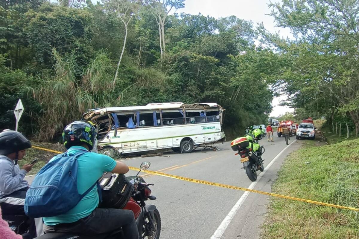 Un muerto y 10 heridos tras trágico accidente de tránsito de una buseta