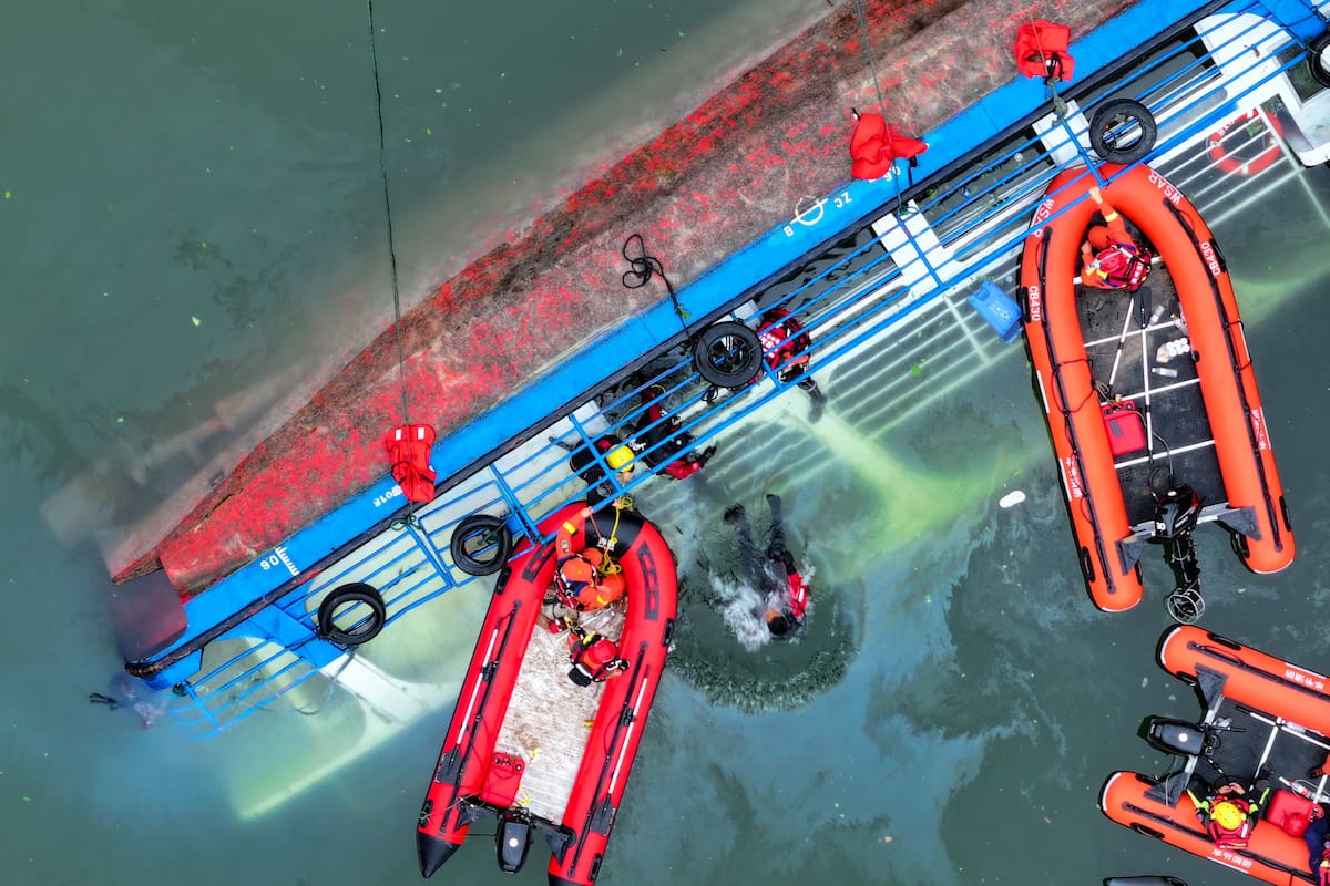 FOTODELDÍA PEKÍN, 05/05/2025.- Vista aerea tomada con un dron en el que se aprecia el rescate en el barco naufragado en la ciudad de Qianxi, China, este lunes. Un total de diez personas fallecieron tras el naufragio de varias embarcaciones en un río cercano a la ciudad de Qianxi, en la provincia suroccidental china de Guizhou, informó este lunes la agencia oficial de noticias Xinhua. El suceso ocurrió alrededor de las 16:40 horas (08:40 GMT) del domingo, cuando ráfagas de viento inesperadas hicieron volcar cuatro embarcaciones en el río, arrojando al agua a 84 personas. EFE/ Xinhua / Liu Xu