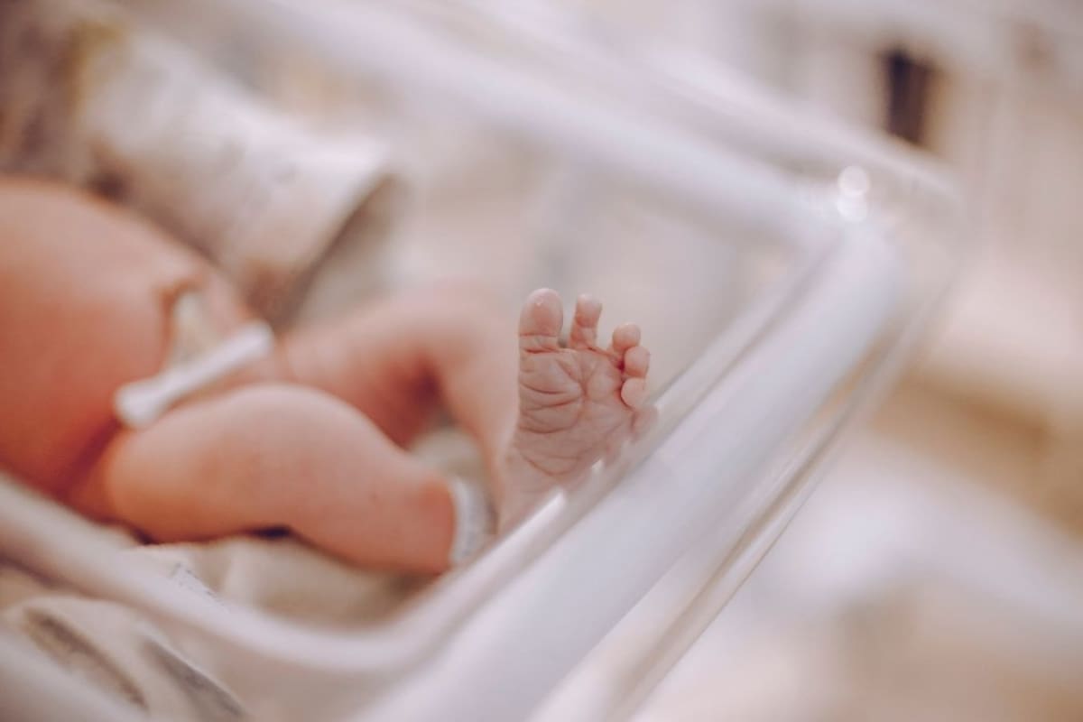 Un niño muerto y cuatro contagiados: un brote de tosferina tiene en alerta a Necoclí, Urabá antioqueño.| Foto: Vanguardia, Canva