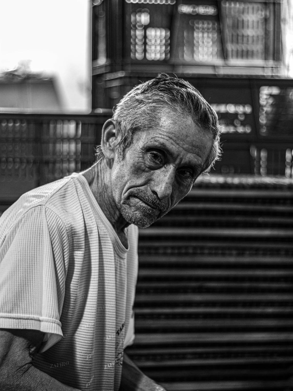 Don Mario, acomodando con dificultad, pues sus manos no dejan de moverse por una condición médica, cada pegatina en los tabacos. Tiene 73 años y es el trabajador más antiguo del área de sellado. / Foto tomada por Selene Valencia
