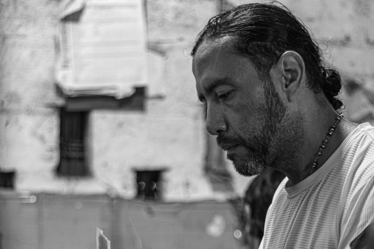 Hombre organiza de manera milimétrica los chicotes. Se dice que el tabaco no se consume solo siempre debe ir acompañado de un buen whiskey o café. / Foto tomada por Selene Valencia