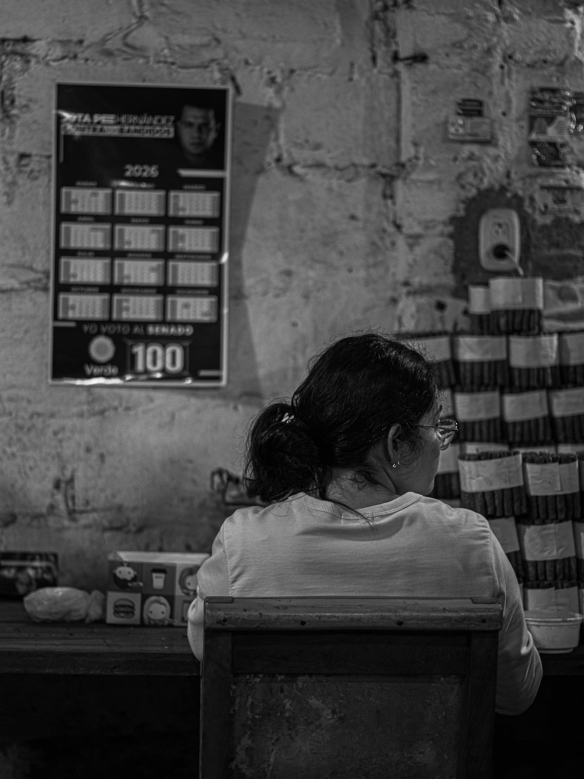 Entre la inocencia y la comodidad, una joven organiza los tabacos ya elaborados que llegan en mazos de 50 unidades tras pasar por los fabriquines. Este proceso hace parte de una producción semanal que oscila entre 300.000 y 400.000 tabacos. / Foto tomada por Selene Valencia